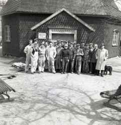 En grupp män i samband med restaureringen av Kvistbro kyrka - klicka för att förstora