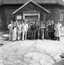 En grupp män i samband med restaureringen av Kvistbro kyrka - klicka för att förstora