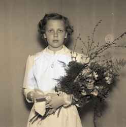 Maud Krantz fr�n B�ls�s som konfirmand - klicka f�r att f�rstora