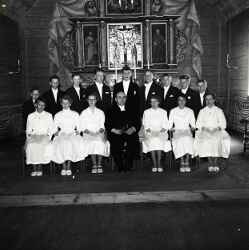 Präst och konfirmander från mullhyttegruppen inne i Kvistbro kyrka pingstdagen 1955 - klicka för att förstora