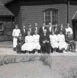 Präst och konfirmander från mullhyttegruppen utanför Kvistbro kyrka pingstdagen 1955 - klicka för att förstora