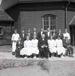 Prst och konfirmander frn mullhyttegruppen utanfr Kvistbro kyrka pingstdagen 1955 - klicka fr att frstora