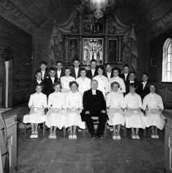 Pr�st och konfirmander fr�n kvistbrogruppen inne i Kvistbro kyrka pingstdagen 1955 - klicka f�r att f�rstora