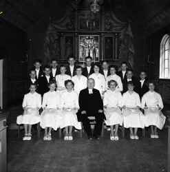 Pr�st och konfirmander fr�n kvistbrogruppen inne i Kvistbro kyrka pingstdagen 1955 - klicka f�r att f�rstora