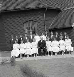 Pr�st och konfirmander fr�n kvistbrogruppen utanf�r Kvistbro kyrka pingstdagen 1955 - klicka f�r att f�rstora