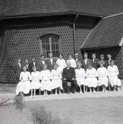 Präst och konfirmander från kvistbrogruppen utanför Kvistbro kyrka pingstdagen 1955 - klicka för att förstora