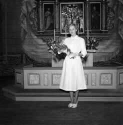 Åsa Lundström i Stenkulla vid altaret i Kvistbro kyrka i samband med hennes konfirmation - klicka för att förstora