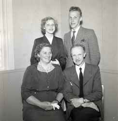 Åsa Lundström ,Ube Lundström med sina föräldrar i samband med Åsas konfirmation. - klicka för att förstora