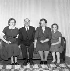 Familjen Persson från Bornås i soffa. Från vänster syns Kerstin, pappa Ivan, mamma Karin och Ann-Marie. - klicka för att förstora