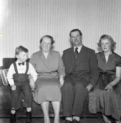 Familjen Säterhagen från Mullersätter i soffa, med Sören längst till vänster följt av mamma Karin, pappa Helger och sist Kerttu (gift Blad). - klicka för att förstora