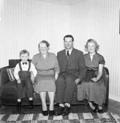 Familjen Säterhagen från Mullersätter i soffa, med Sören längst till vänster följt av mamma Karin, pappa Helger och sist Kerttu (gift Blad). - klicka för att förstora