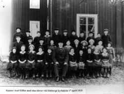 Läraren och kantorn Axel Gillén med elever i Edsbergs kyrkskola 1915. - klicka för att förstora