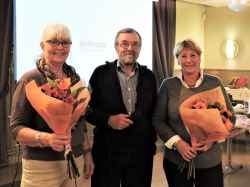 En glad trio. Hembygdsf�reningens ordf�rande S�ren Klingn�us flankerad fr�n v�nster av Elisabeth Berg
 och Eva Wetter p� Brigidadagen, d� damerna ber�ttade om sin vandring till Santiago de Compostella. Det
var ett inslag i �rets kulturvecka. - klicka f�r att f�rstora
