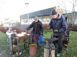 Tv� smeder arbetar med sina alster  utanf�r Linden vid Julmarknaden 2017 - klicka f�r att f�rstora