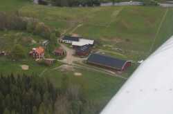 Flygfoto �ver V�stanbytorp med Svart�n i �vre kanten. - klicka f�r att f�rstora