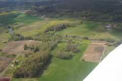 Flygfoto �ver K�lkesta med Svart�n i mitten av bilden, V�stanbytorp i h�gra kanten och V�stanby i �vre, v�nstra delen. - klicka f�r att f�rstora