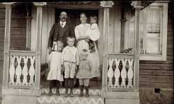 Statarfamiljen Larsson i Västra Göksvalla 1921. Pappa Erik och mamma Hulda med dottern Linnea på armen, och barnen Signe, Harald och Sven framför från vänster till höger. Barnen bytte senare efternamn till Liljenskog. - klicka för att förstora