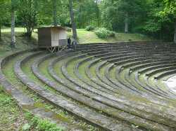 Två män vid Riseberga amfiteater som har haft plats för 1200 sittande. - klicka för att förstora