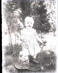 En liten flicka p� en stol  - klicka f�r att f�rstora
