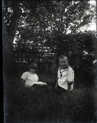 Två barn på en gräsmatta - klicka för att förstora