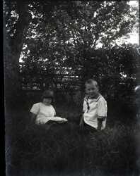 Tv� barn p� en gr�smatta - klicka f�r att f�rstora