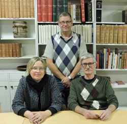Tre medarbetare i Hembygdsf�reningens arkiv. Fr.v. Ann Kristin Frank, arkivansvarig, Lars Andersson och  Jan Myrtorp - klicka f�r att f�rstora