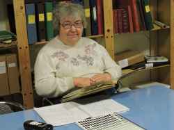 Bilden f�rest�ller Viola Gustafsson-Lood, Mullhyttan, f�dd 1957. Arbetar som fotv�rdare i egen klinik .P� bilden �gnar sig Viola
�r hembygdsforskning som �r hennes hobby. - klicka f�r att f�rstora