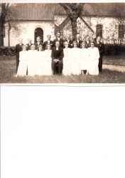 Konfirmander fotograferade utanfr Knista kyrka 1943 Konfirmandprst Harry Jonsson.

Gun Karlsson t.v. om kyrkoherden. Frmre raden t.h. Eivor Rosby - klicka fr att frstora