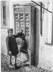 Flicka vid varuautomat. - klicka f�r att f�rstora