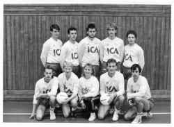 Fjugesta volleybollag.
St�ende fr�n v�nster:
 - Per Lindmark, Peder Sj�berg, Johan Andersson, Mats Johansson, Kent Runesson
Sittande fr�n v�nster:
 - Magnus Larsson, JohanWir�n, Eva Fernstr�m (tr�nare), Sverker Persson, Gerharld Jansson
Saknas p� bild:
 - Lars Lindmark, Christer Johansson, Anders Gustafsson, P�r Gustafsson.  - klicka f�r att f�rstora