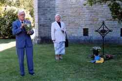 Nedläggning av krans på Daniel Harbes grav på hans 100-åriga födelsedag den 16 juni 2002 vid Skagershults kyrkogård. På bilden syns Sigurd och Dagny Paulsson. - klicka för att förstora