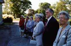 Hans Einarsson med hustru Sonja till vänster vid minnesceremoni på Skagershults kyrkogård på Daniel Harbes 100-årsdag den 16 juni 2002. - klicka för att förstora