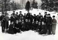 En grupp m�nniskor p� skidor under Helgelsef�rbundets Vinterl�ger - klicka f�r att f�rstora