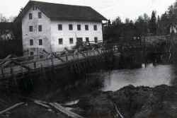 Hidingebro kvarn och vägbron över Svartån - klicka för att förstora