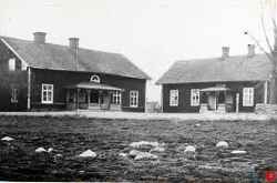 Hidingeby skola med folkskolan till vänster och småskolan till höger. Bilden tagen sedan verandan byggts om så att bostaderna fått egen tambur vilket hände 1928. - klicka för att förstora