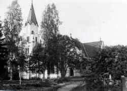 Hidinge nya kyrka fr�n s�der - klicka f�r att f�rstora