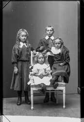 Fru Hilda Karlson barn - klicka f�r att f�rstora