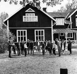 Läraren Henrik Hult med skolbarn vid den nya skolan i Binninge. Hult blev senare kommunalråd i Lekebergs kommun. - klicka för att förstora