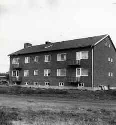 Byggmästare John Persson uppför sitt tredje hyreshus i Fjugesta - klicka för att förstora