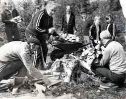 Mullhyttans Idrottsförening vårröjer på Bergslagsleden 1981 - klicka för att förstora