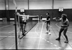 Alf Sirsjö, Ola Tivemark, Olle Buhr och Leif Fransson spelar badminton i Bollhallen i Fjugesta - klicka för att förstora