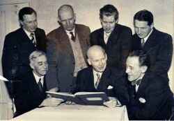 Kvistbro Jordbrukskassa. Sittande fr�n v�nster G. Lundstr�m, direkt�r Ellert Carlsson, kamrer Folke Bergstr�m, st�ende fr�n v�nster Allan Ingg�rde, Karl Lindstr�m, Sven Hjalmarsson och Rune Ignell. - klicka f�r att f�rstora