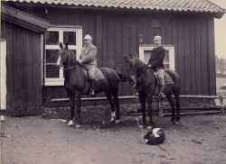 Regementsläkaren Frtiz Osbeck och apotekaren Richard Indebetou i Fjugesta framför gamla tingshuset vid Edsbergs Sanna år 1894 på två nummerhästar från Vester Nerikes skvadron, Västanby. Osbeck sitter på Fingal - klicka för att förstora