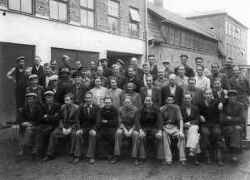 Klaessons m�belfabrik. Nils Leijonborg fr�mre raden som femte man fr�n h�ger. �versta raden femte fr�n h�ger Rulle H�gglund. Tredje raden uppifr�n, fj�rde  fr�n v�nster Eskil Hedlund med svart vegam�ssa. Tredje raden l�ngst till h�ger Karl Gustaf Svensson, Kr�cklinge intill Karl Gustaf Svensson och Jocke Nylin. Nedersta raden, f�rste fr�n v�nster Knut Pettersson, Irsta. Andra raden uppifr�n, andre 2 fr�n h�ger G�te Andersson. �versta raden l�ngst till h�ger Gustaf Gustafsson. 