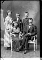Banm�stare Nilsson barnen Sally, Gustaf, Erik ? P� den tiden hade de en ko. Vilket jag tyckte var mycket m�rkv�rdigt. Jag �r n�mligen f�dd i detta hus. N�r vi bodde d�r hade vi bara h�ns. Min fader var Banm�stare Rudolf Blad - klicka f�r att f�rstora