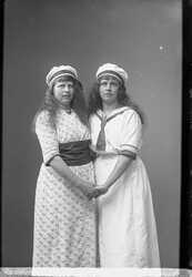 Helena Gustafsson med syster. Troligen bodde de på Bredablick, sedan flyttade de till Hessleby - klicka för att förstora
