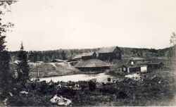 Vy över Klunkhyttan som lades ned 1901 med dammen och masmästarstugan - klicka för att förstora
