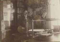 Handlade Alfred Ahl�n i Fjugesta i ett kontor - klicka f�r att f�rstora