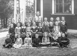 Fru Hjerpe, Lärarinna i Västra Skolan år 1916  - klicka för att förstora