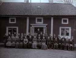 Komminister Hamnström med konfirmader 1903 utanför Snarve. Nummer 9 från vänster första ledet heter Elsa Teresia Andersson som var mor till Margareta Eliason - klicka för att förstora